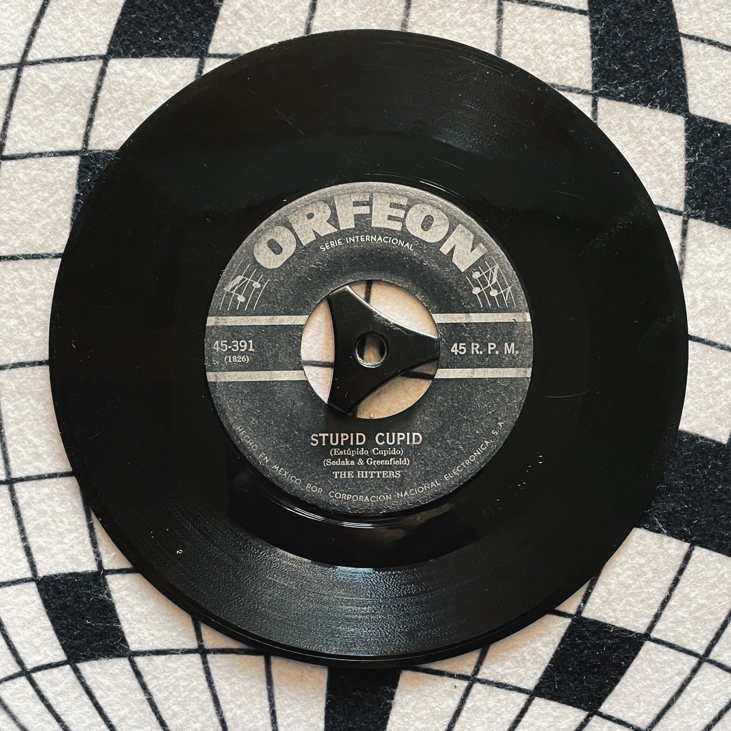 7¨| The Hitters - Just a Dream / Stupid Cupid